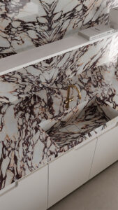 infinity_mb22_calacatta_viola_06_ktc