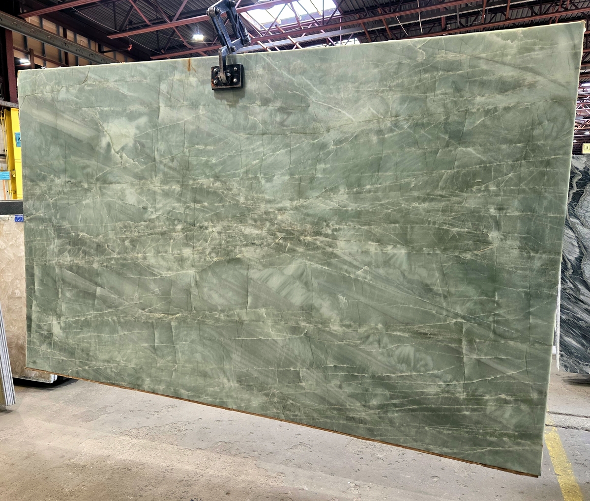 Emerald green   lot 2542 2cm polished 125x80 slab 52