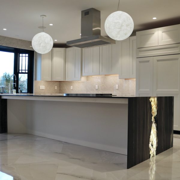 Lipari Dark Island & Cristallo countertop backsplash