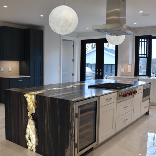 Lipari Dark Island & Cristallo countertop backsplash